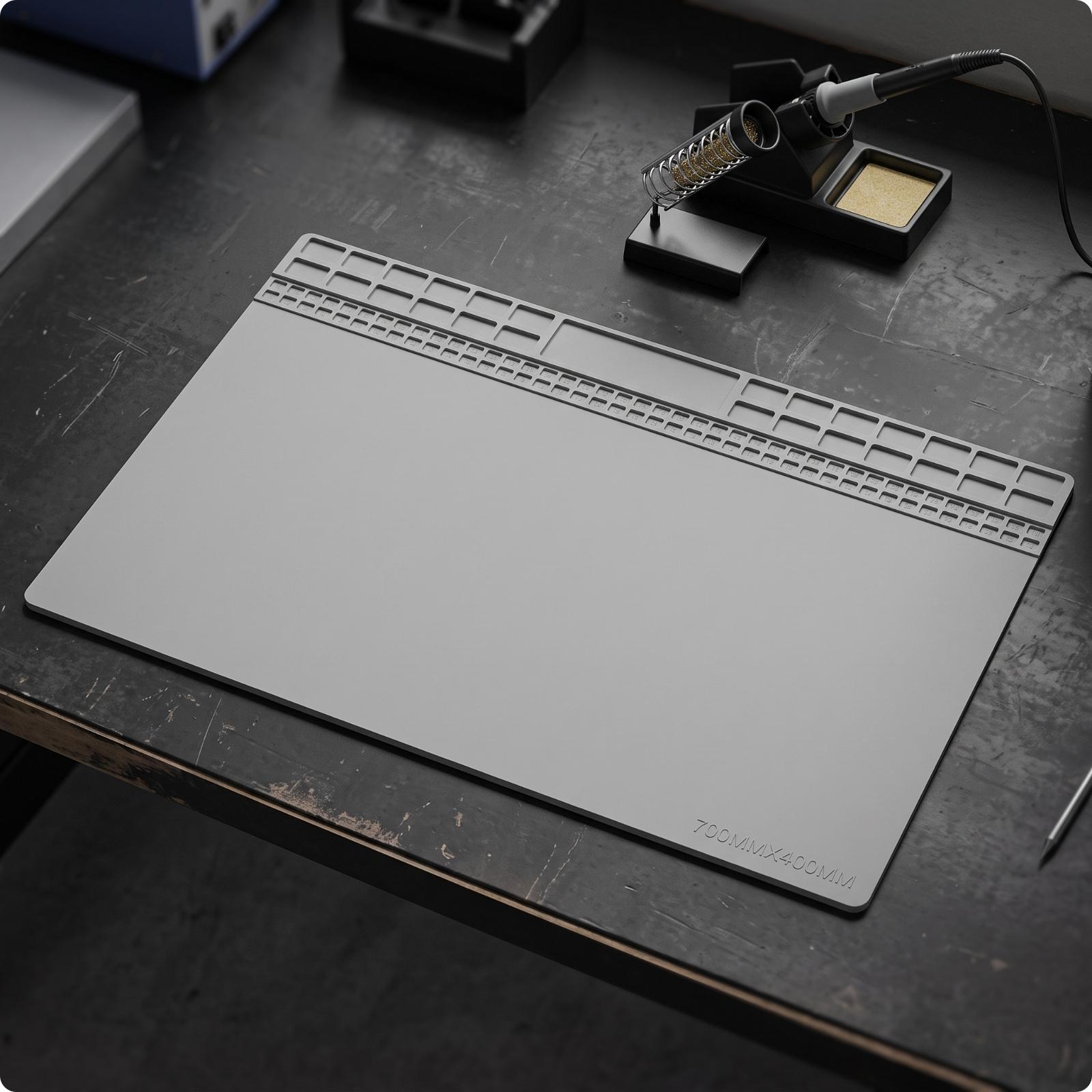 Heat Resistant Mat - แผ่นรองซิลิโคนทนความร้อน สำหรับงานบัดกรีและซ่อมอุปกรณ์อิเล็กทรอนิกส์ แผ่นรองกันลื่นสำหรับโต๊ะทำงาน พร้อมช่องสำหรับเก็บสกรู